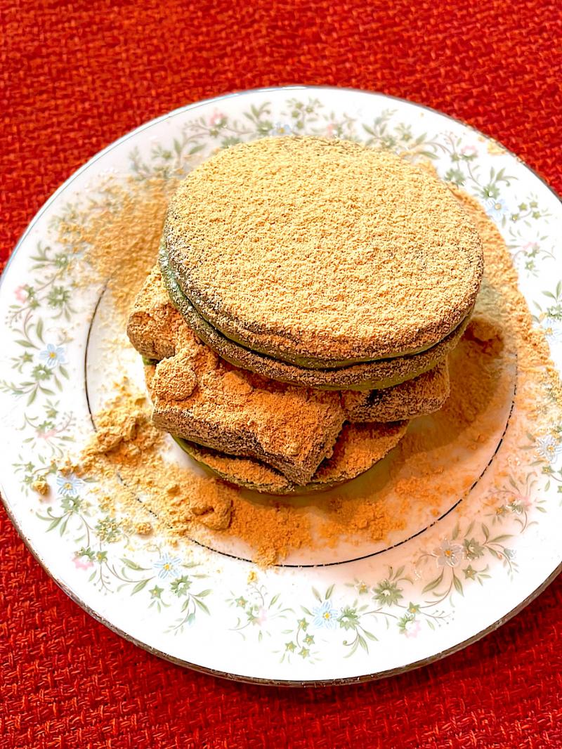 抹茶今川焼のわらびもちサンド